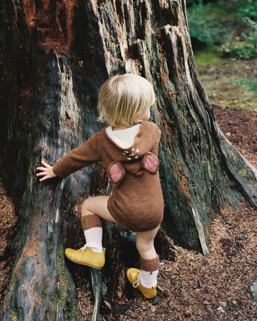 Diesen Herbst springen scheue, kleine Rehe im Bambi-Onesie von Oeuf durch Wald und Wiesen. Image © Maria Lang for Oeuf