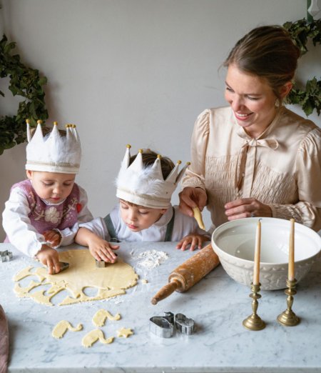 Süße Schwäne für eine herbe Zeit: Theresa Baumgärtner und ihre Kinder in der Schlossbäckerei © Melina Kutelas/Brandstätter Verlag