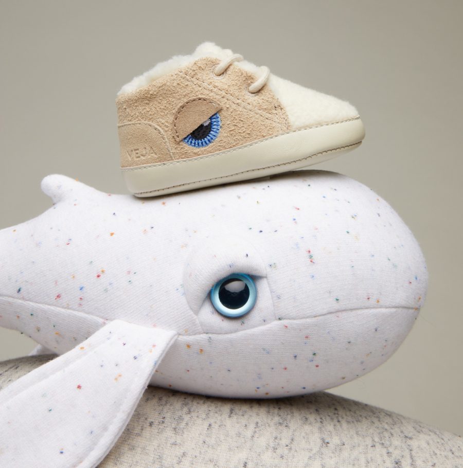 Knuffiger Babyschuh auf Babywal: VEJA und BigStuffed stellen erstmals gemeinsame Designs vor