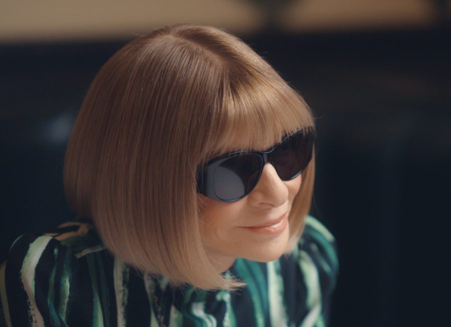 Die 90er-Jahre durch die Sonnenbrille von Anna Wintour. Welcher Fashion-Nerd ist hier nicht auf Sendung? © 2024 Disney