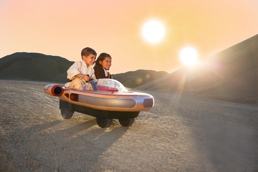 Mit vollem Karacho über den Wüstenplaneten Tatooine: der erste Landspeeder für Kids erfüllt Träume