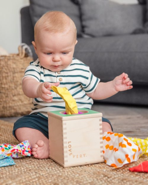 Lernspielzeug für Kinder: Auf Tuchfühlung mit der magischen Box