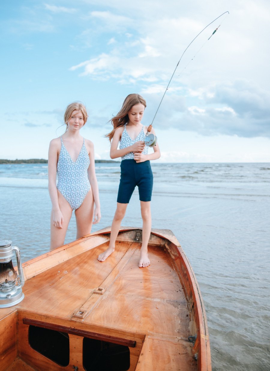 Angeltour in den Mutter-Tochter-Outfits von FISH & KIDS. Der Köder? Retro-Charme und Sea Soul