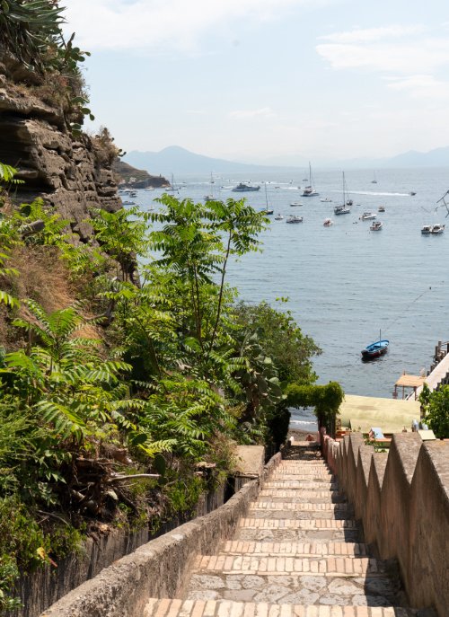 Stairway to the Beach: Vom Campingplatz sind es zehn Minuten zur Spiaggia di Chiaia