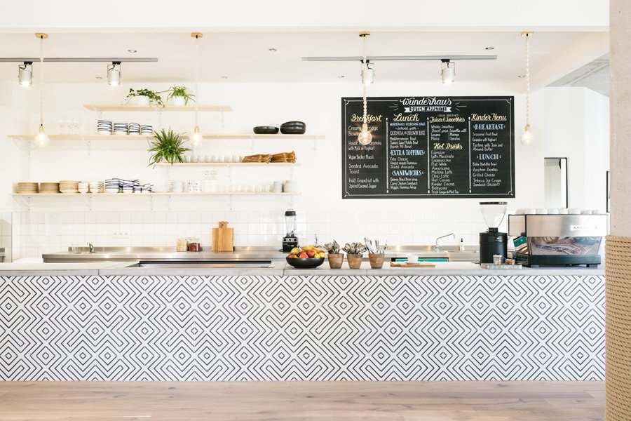 Das Wunder Café verwöhnt anspruchsvolle Großstadt-Gaumen: Matcha Latte, Avocado Toast und eine Baby Buddha Bowl dürfen auf der Speisekarte nicht fehlen