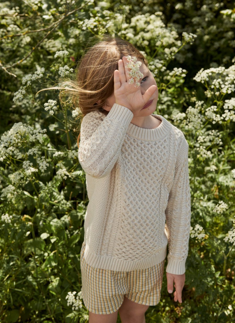 Das kindliche Pendant zum Strickspencer: ein Unisex-Pullover von FUB im klassischen Aran-Muster