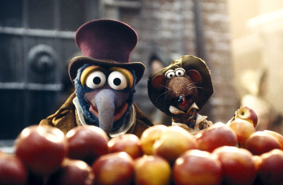 Mischen den Weihnachtsklassiker auf: Gonzo als Charles Dickens und sein Co-Moderator Rizzo the Rat © Disney