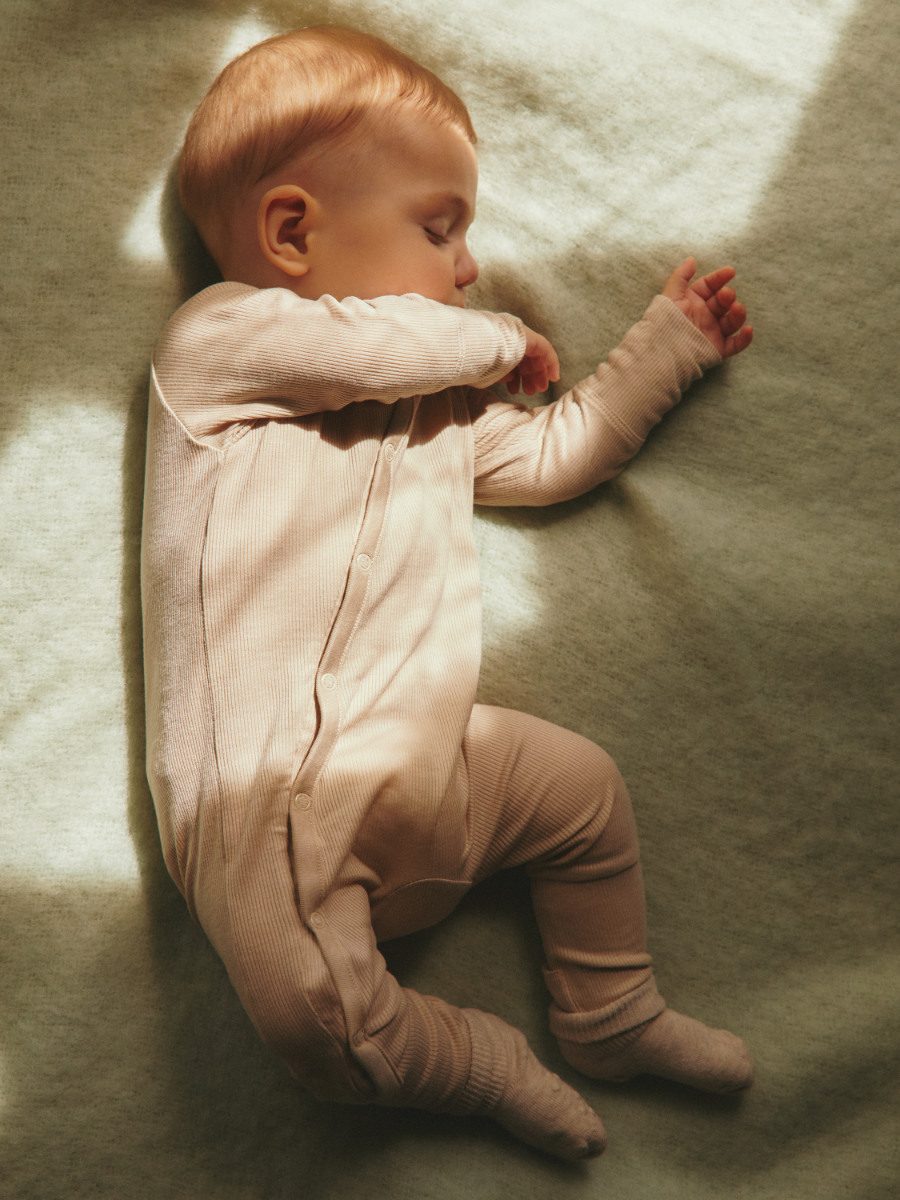 Babys sind Routiniers und können sich im mitwachsenden Schlafstrampler lange geborgen fühlen
