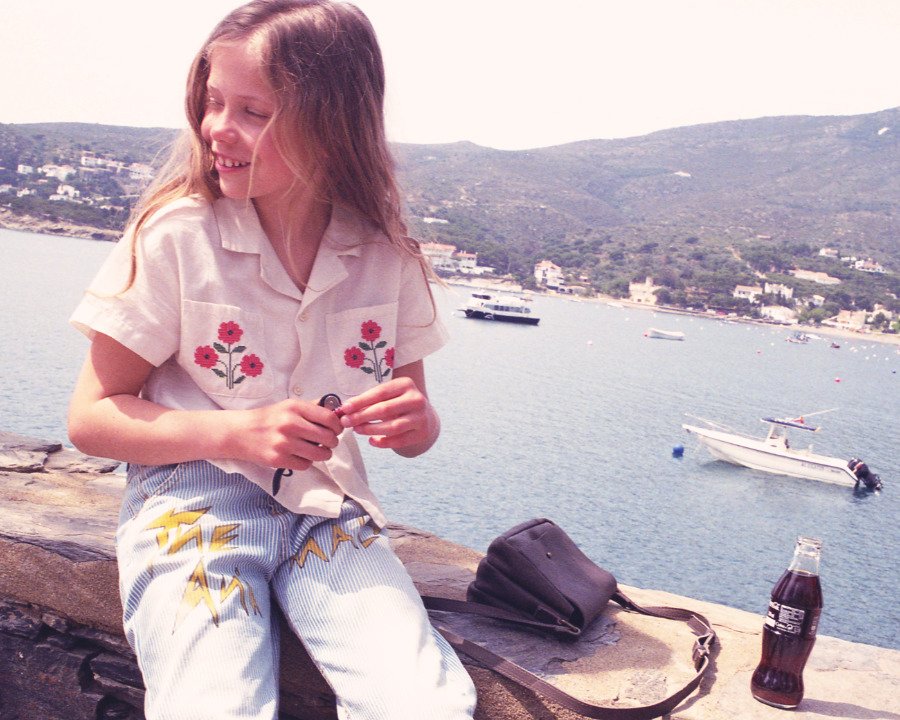 Costa Brava, Juli 1986: Nach Art alter Urlaubsschnappschüsse präsentiert Laia Aguilar ihre Sommer-Styles für 2020