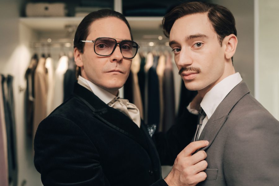 Gegensätze ziehen sich an: Karl Lagerfeld (Daniel Brühl) und Jacques de Bascher (Théodore Pellerin) © 2024 Disney