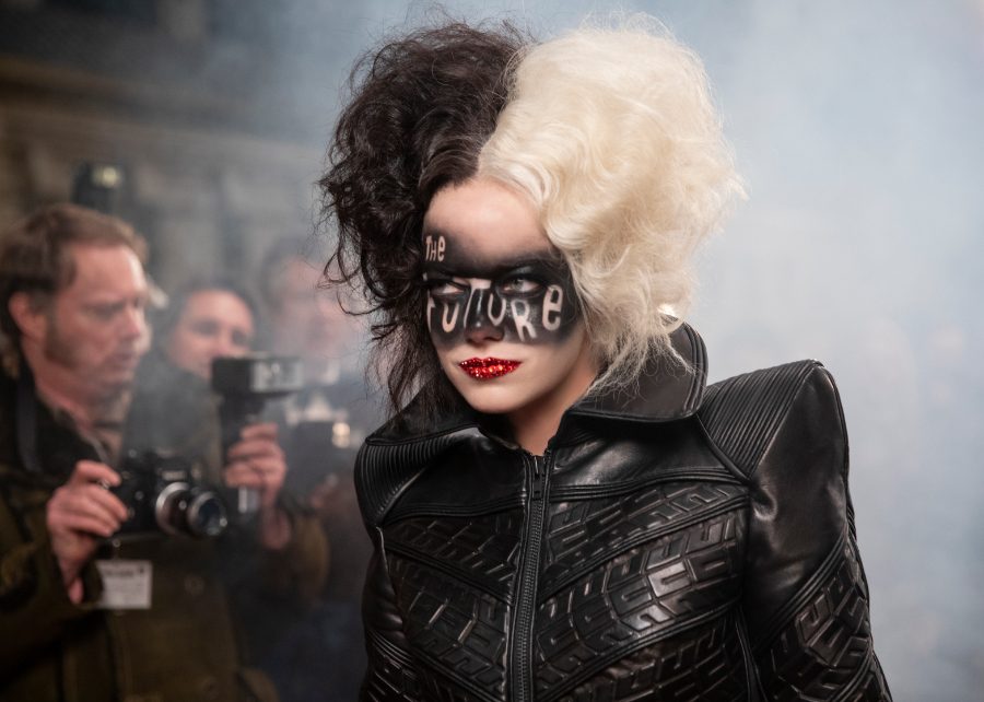 Revenge Look im Biker-Style: Anarcho-Queen Cruella (Emma Stone) stiehlt der Baroness mal wieder die Show © Laurie Sparham/Disney